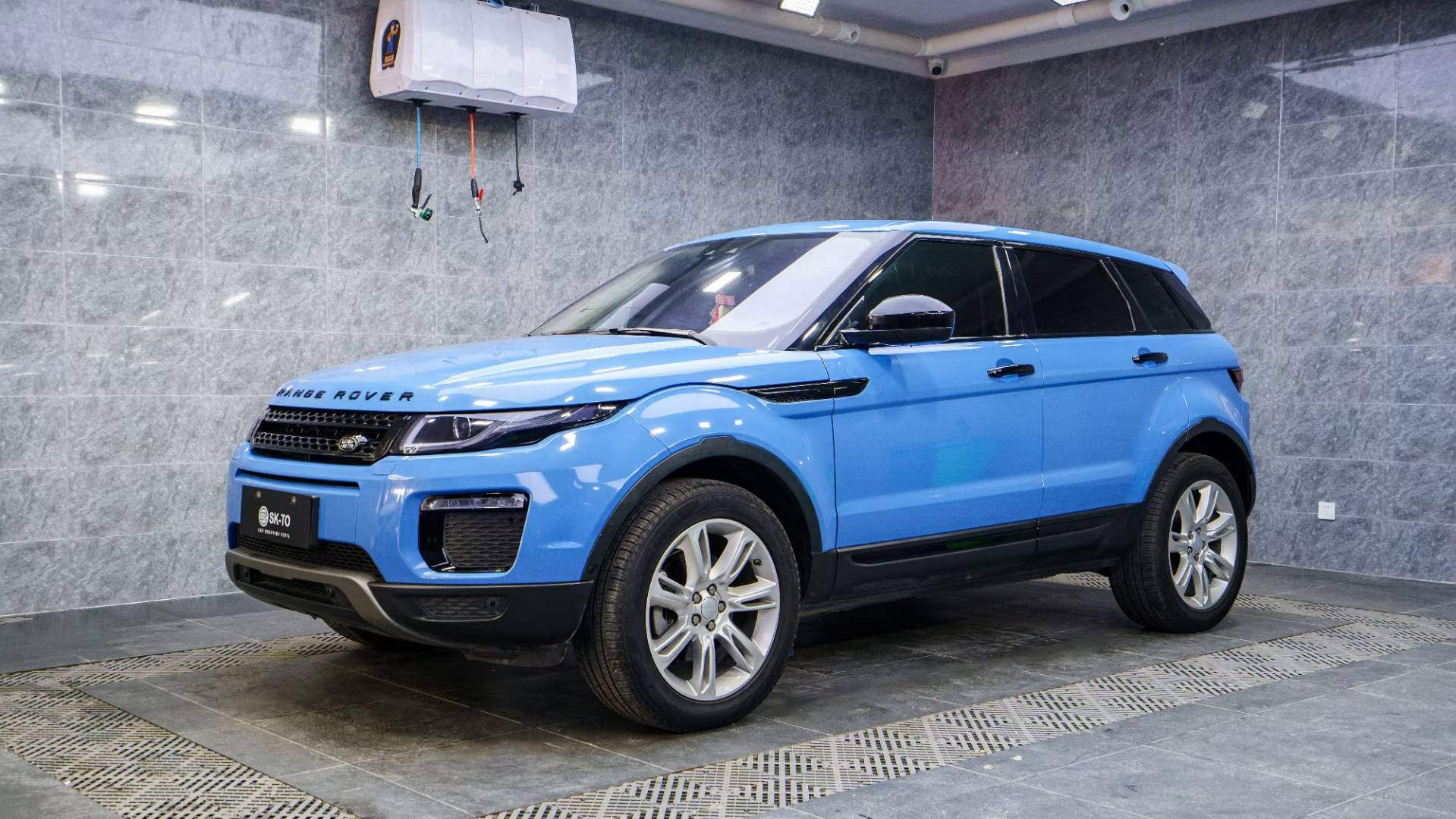 无法抗拒的蓝路虎极光阿布扎比蓝改色膜skto