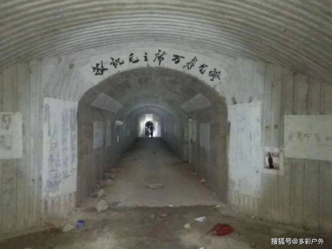 主要有山地西南部的飯堂,中部東江縱隊遺址,革命抗戰戰壕和防空洞