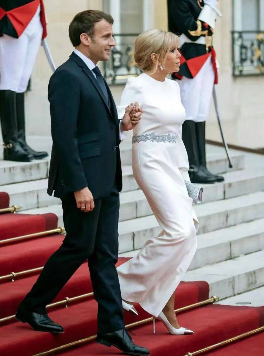 高跟鞋 68岁法国夫人真拼，穿拖地裙还踩10cm高跟鞋，被老公全程牵着好甜