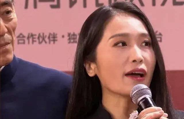 活动 张艺谋和大女儿同框走红毯，女儿仅比继母陈婷小2岁，继承父业