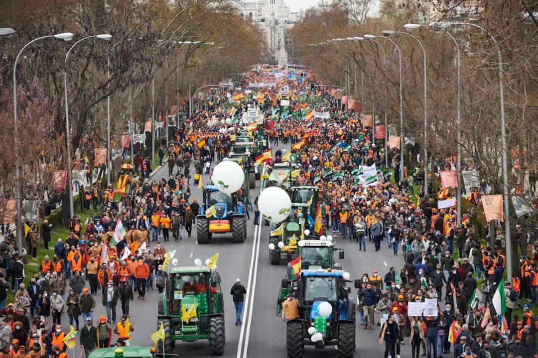 原创天然气价格暴涨西班牙15万人上街抗议欧洲多国爆发抗议活动