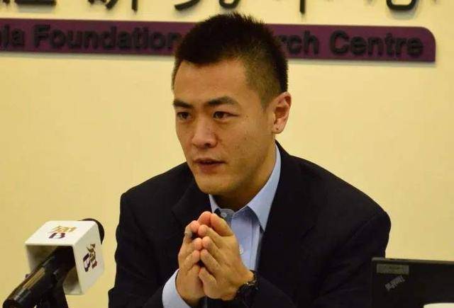 刘銮雄长子刘鸣炜宣布再婚,新娘穿白色中式礼服,两人甜蜜相拥_简雪忻