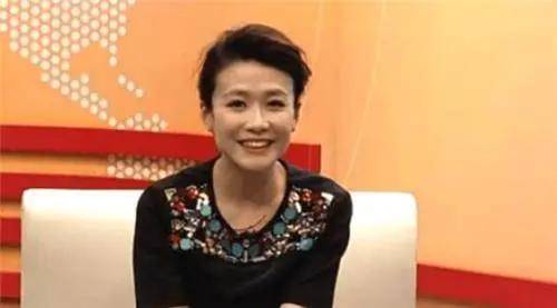 因为|她是央视一级播音员，因在饭店推错一扇门后再也没回来，年仅33岁
