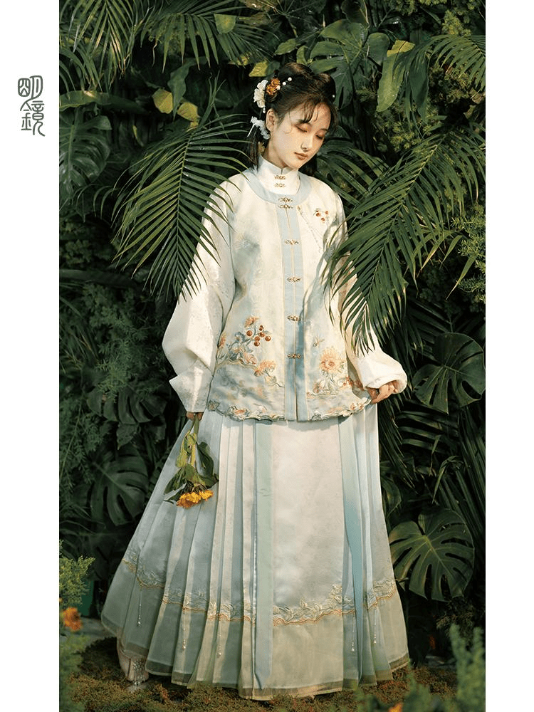 明镜 快来抄作业,春日踏青汉服已经给你准备好啦!