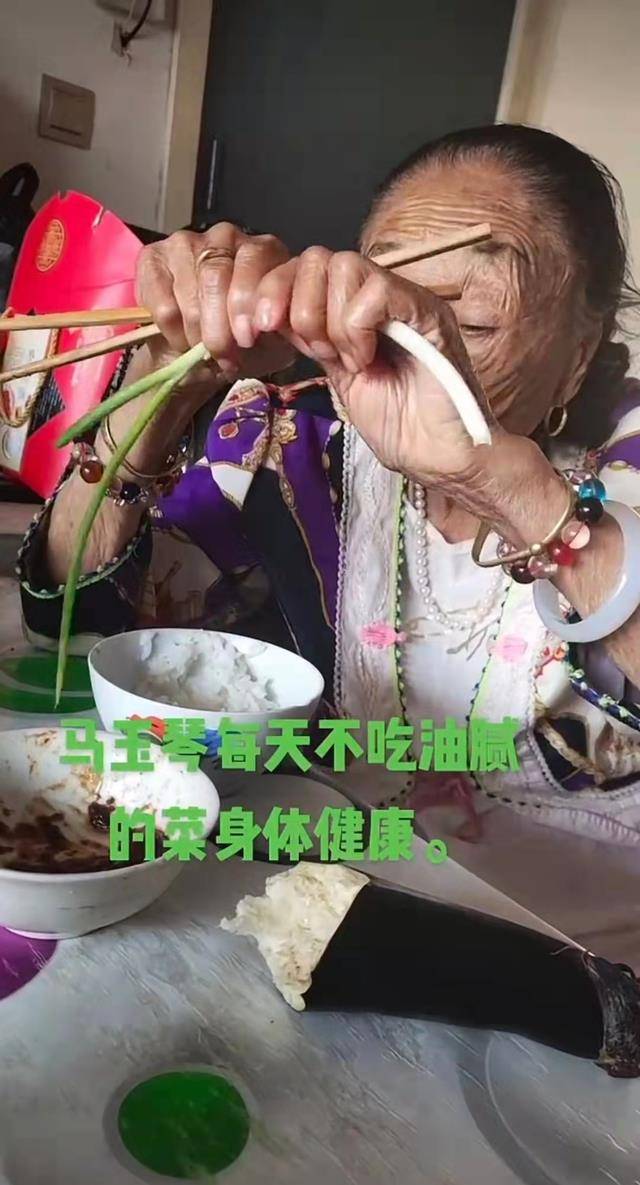 白菜|晚年悲惨!53岁李玉成早餐给马玉琴啃骨头,网友:200w还吃这