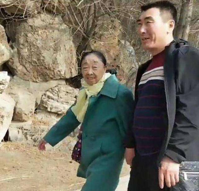 白菜|晚年悲惨!53岁李玉成早餐给马玉琴啃骨头,网友:200w还吃这