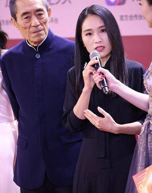 活动 张艺谋和大女儿同框走红毯，女儿仅比继母陈婷小2岁，继承父业