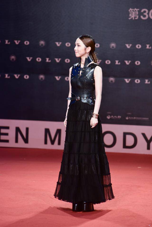 鞋跟 终于脱下皮裤,转身爱上了“马蹄鞋”,身高不够鞋跟凑