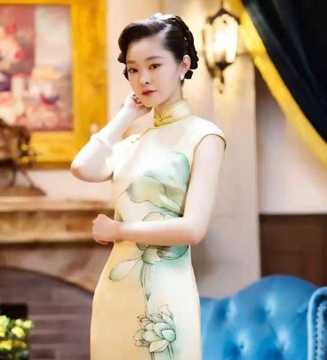 景甜 穿上旗袍摇曳生姿，除了景甜以外，这位女星的身段也不差