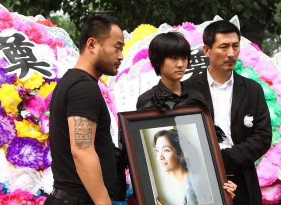 当红男星张子健带着女儿再婚9年后前妻去世在葬礼上痛哭