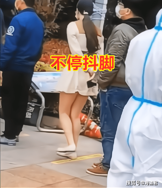 原创女子穿短裙做核酸因太冷被冻得瑟瑟发抖靠不停抖动双腿来取暖
