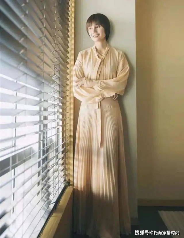 身材 今年春天衣服别买多,备齐这“2裤2裙”就够了,时髦百搭还显瘦