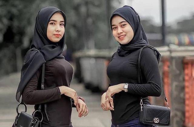 原创马来西亚2女网上公开征婚晒美照高喊想嫁同1人