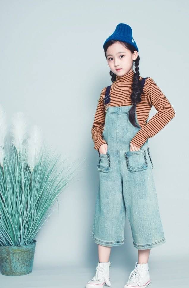 她饰演《少年时代》果果,9岁把背带裤穿成裙子,少