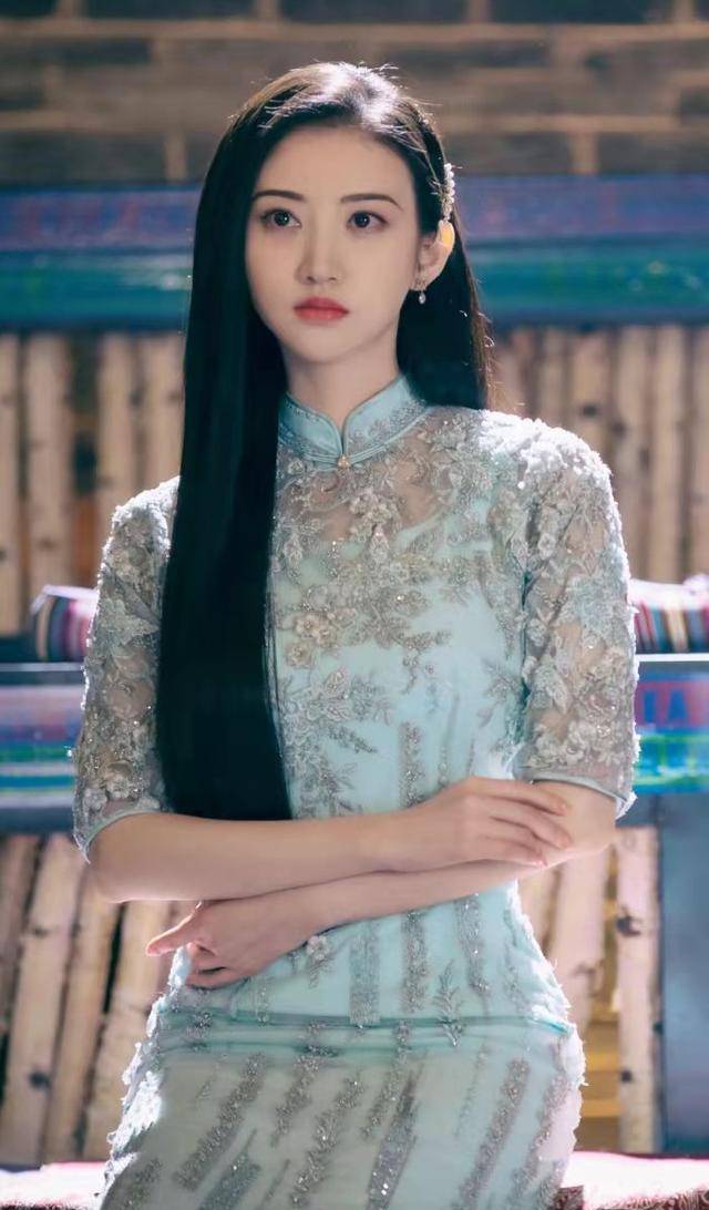 穿上旗袍摇曳生姿除了景甜以外这位女星的身段也不差