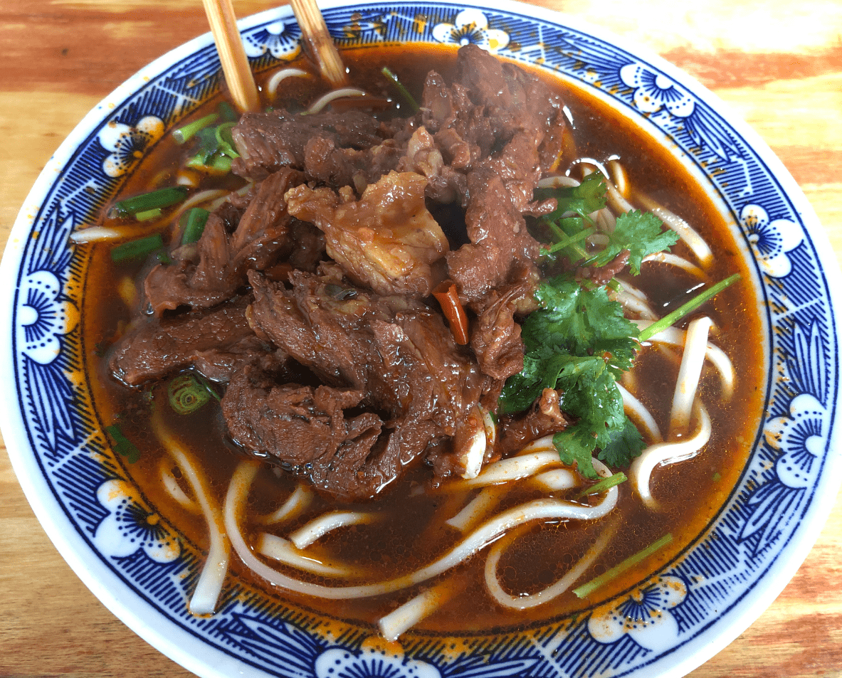 六,猪头肉面猪头肉面,应该算是六安地方特色美食,地域性很强,小编我在