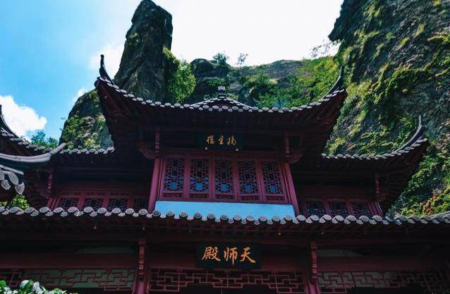 江南有座悬空寺，屹立悬崖上700年不倒，还有全国超大天然大佛
