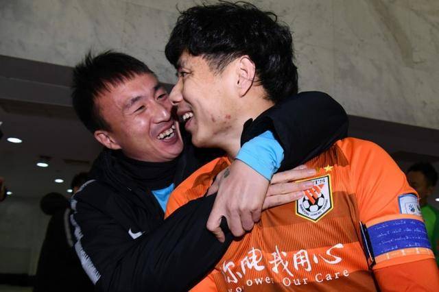 王永珀祝福蒿俊闵:祝我三哥生日快乐,一切顺利_武汉_国脚_曾获