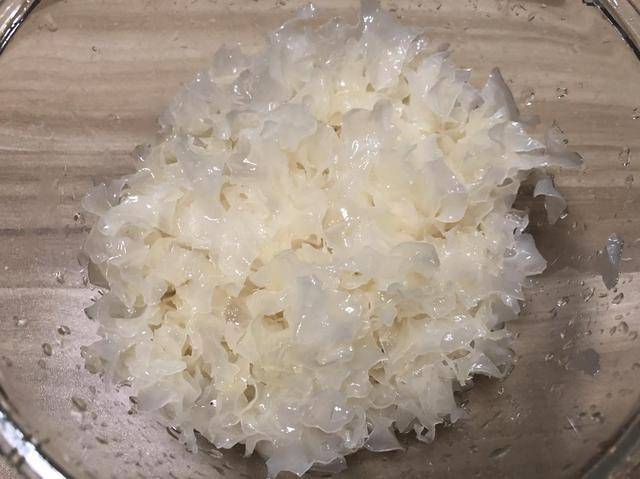 夏天夏天多喝这碗羹，让你白到”发光“，化妆品都省了，素颜也美美的