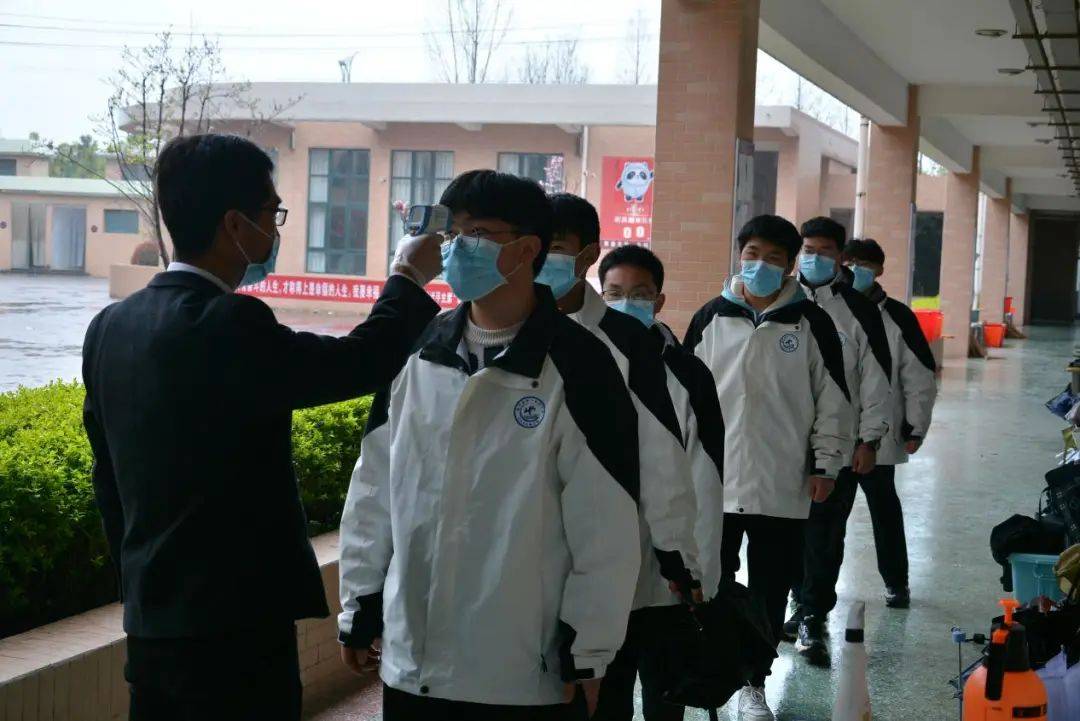 做好防疫演练提升应急能力镇平一高开展疫情防控演练活动