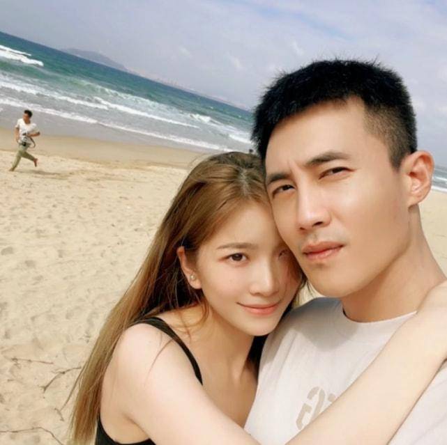眼袋杜淳老婆晒全素颜呼吁告别容貌焦虑，大方展示黑眼圈法令纹超自信