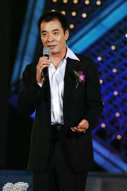 64岁的老戏骨刘威走年轻路线 穿浅蓝西装精神气十足 帅呆了_风格_款式