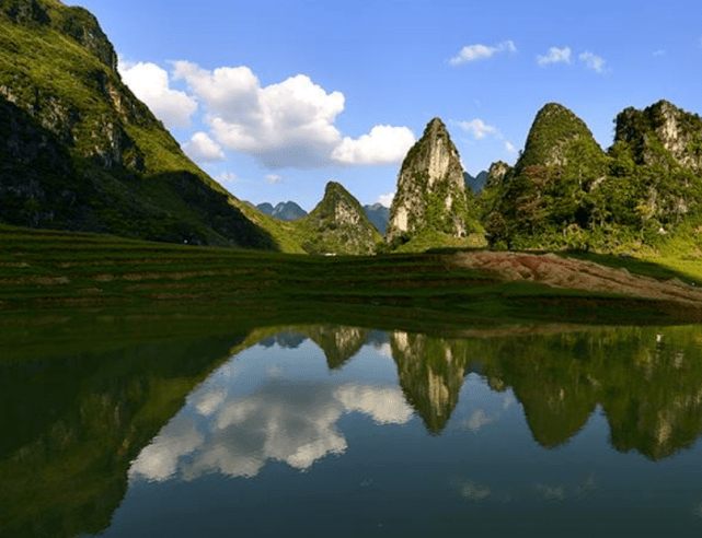 环山抱水图片