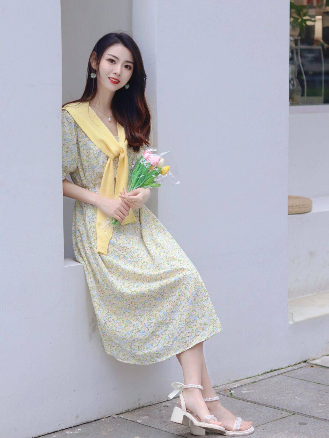 青春 约会穿搭指南,印花一字肩上衣搭配牛仔短裤青春感满分,漂亮大气