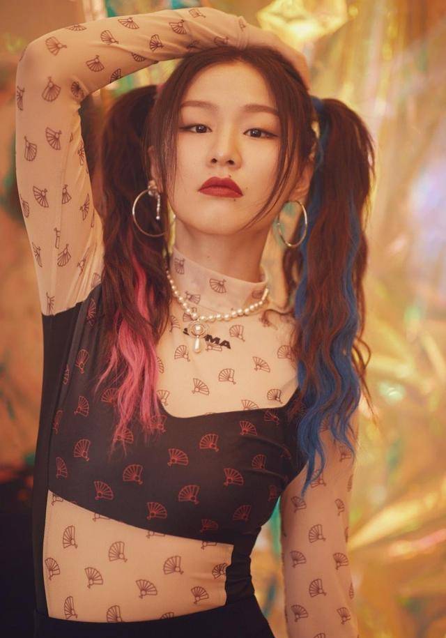 一身 金靖原来是个隐藏“时髦精”，与关晓彤撞衫，输了年龄赢了气质