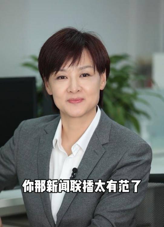 显得李小萌素颜很真实，49岁白发都冒出来了，但她没有遮掩坦然接受！