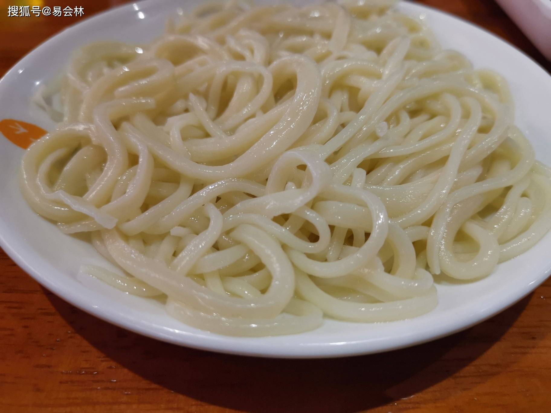 这家餐厅的自助拌面29元免费加面还送一串烤肉一碗酸奶太值了