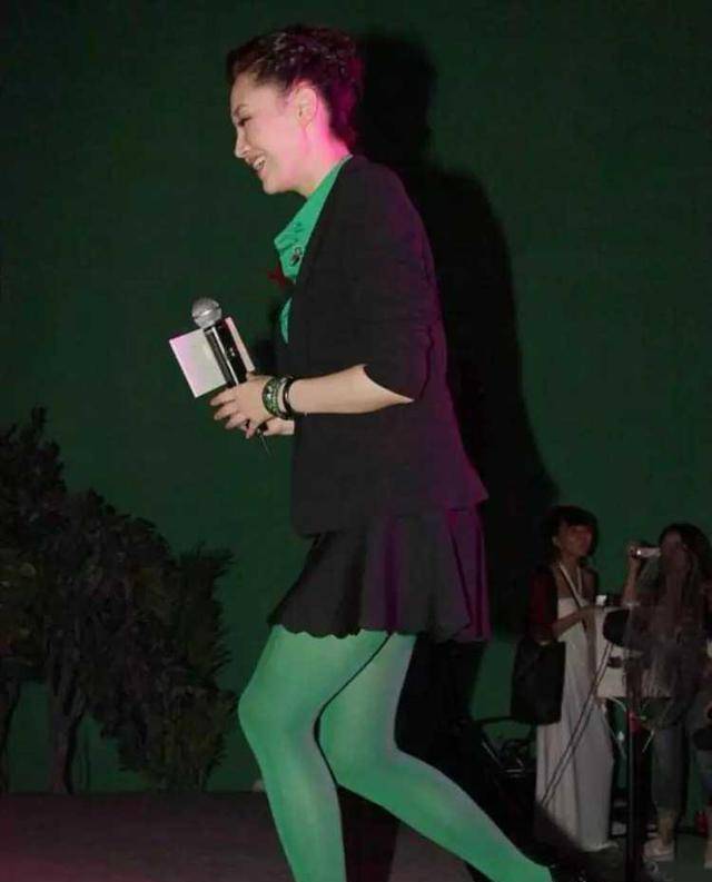 黑色 52岁许晴挑战“绿色丝袜”，颜色新奇却尽显优雅，堪称行走的衣架