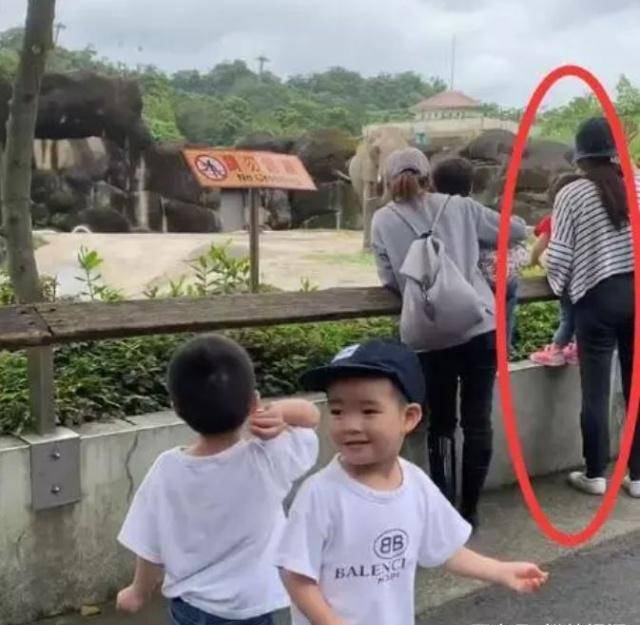 贾静雯 贾静雯带女儿逛公园，波妞这次变淑女了，头梳两角辫安静吃着零食