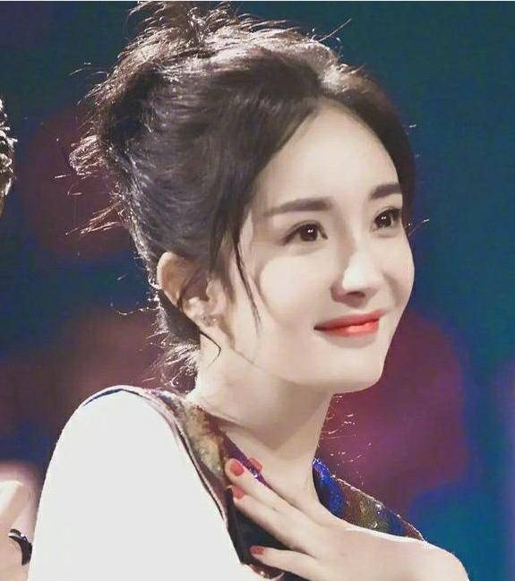 莫属娱乐圈最适合扎丸子头的女星，她是丸子头的代言人，第一非她莫属