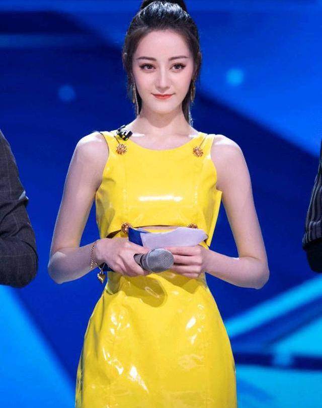 人间“人间尤物”迪丽热巴身着白裙，仙气飘飘仿若仙女，不愧是女神！