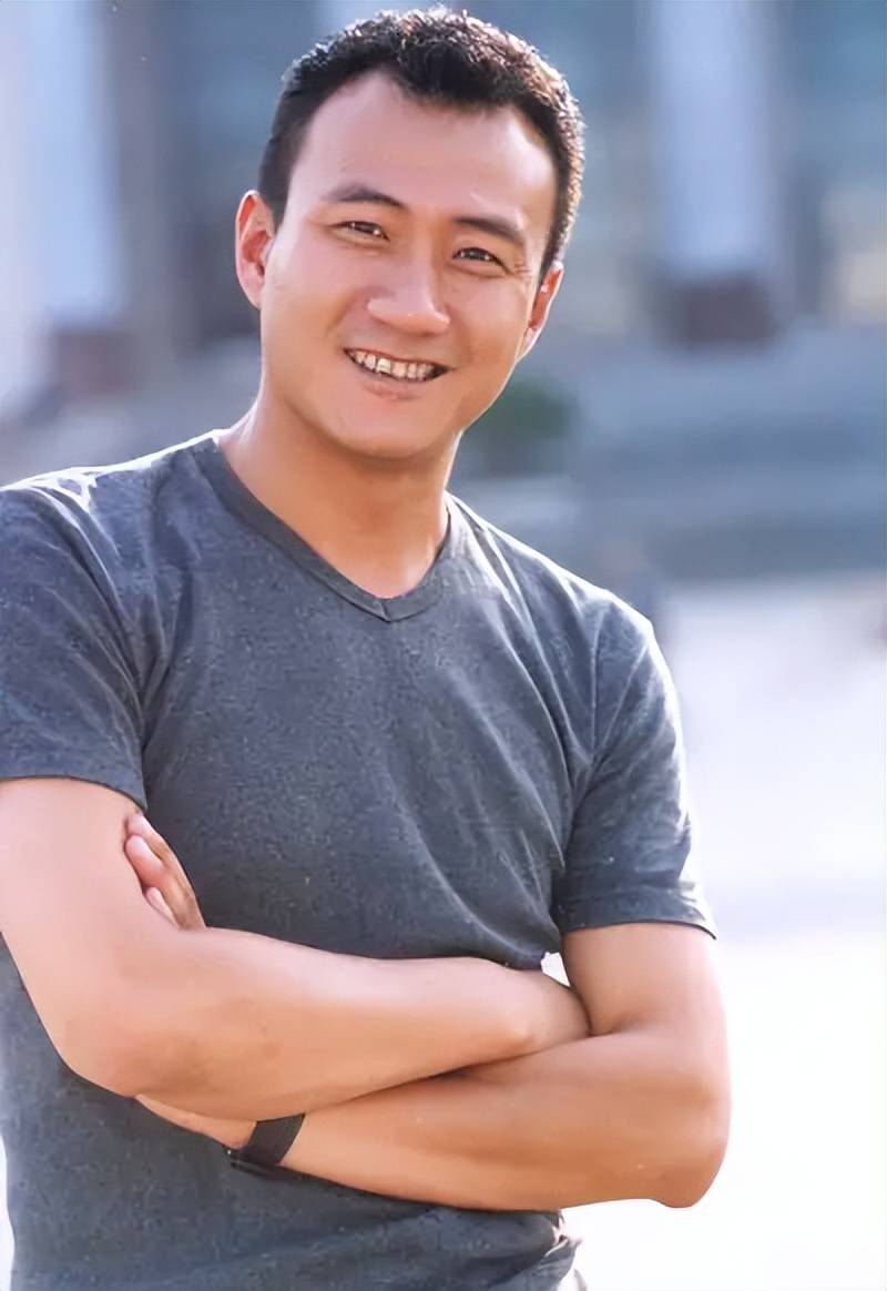 原创著名演员胡军怜香惜玉不过绅士风度守护爱情娇妻才是唯一