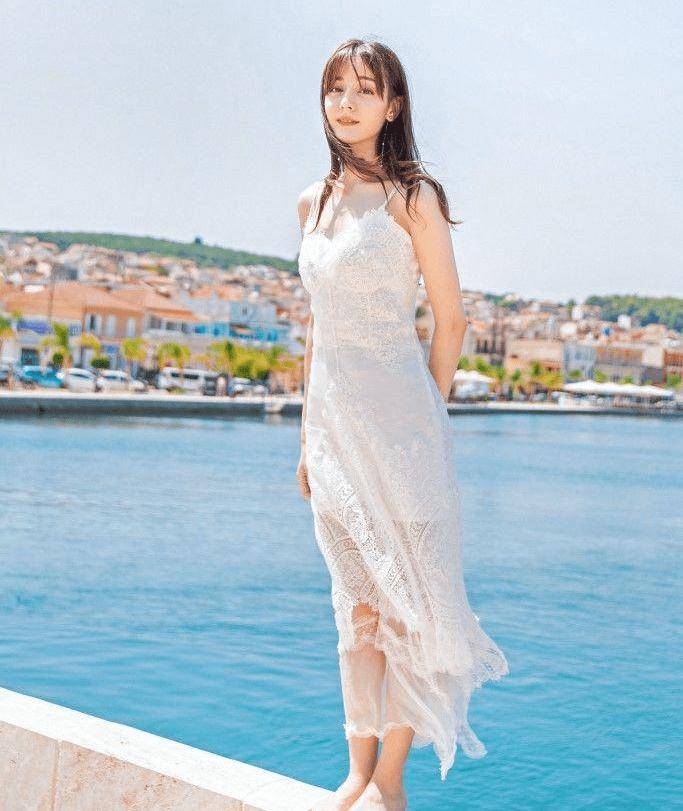 人间“人间尤物”迪丽热巴身着白裙，仙气飘飘仿若仙女，不愧是女神！