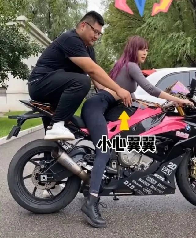 猴哥说车老婆何小姐图片