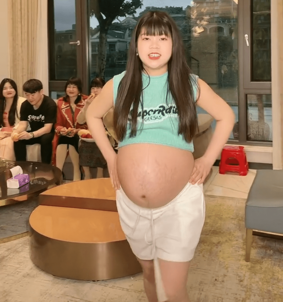原创网红怀孕40周晒孕肚肚大如箩已超预产期一家人围着她贴心照顾