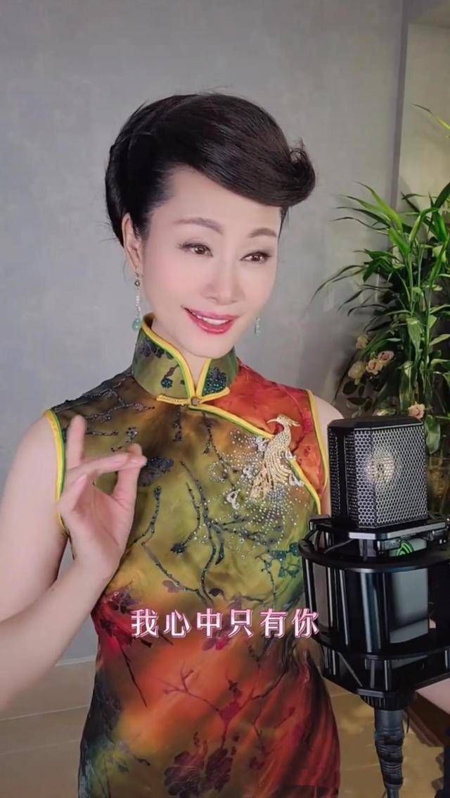 东方 55岁于文华在家唱歌好惊艳，罕见旗袍裙尽显东方韵味，女生都看酸