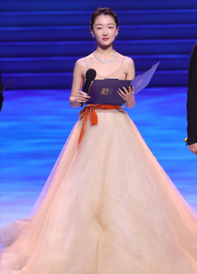 周冬雨 穿了N套dior，大使张雪迎终于穿了套华丽高定！却被周冬雨抢了镜