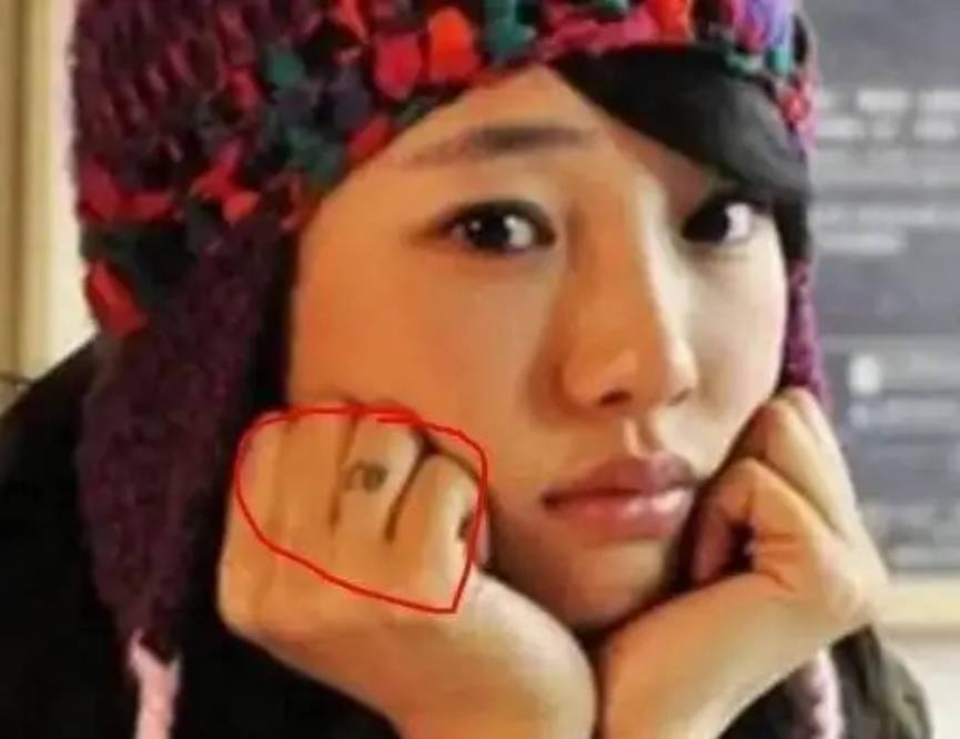 具俊晔为大s在手上纹戒指,网友调侃上一个这么做的明星已经离婚_爱情