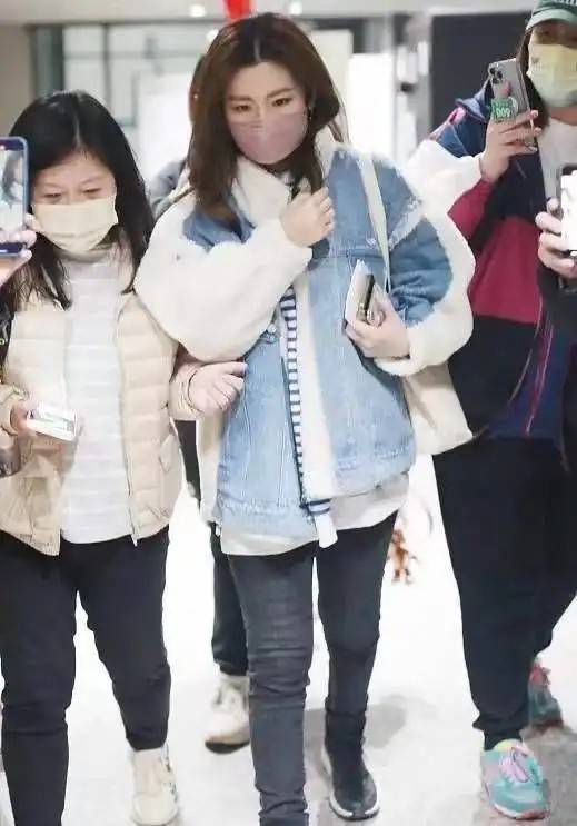 黑色 任家萱恋爱后美出第二春！皮西装配长裙又美又飒，没少女感也高级