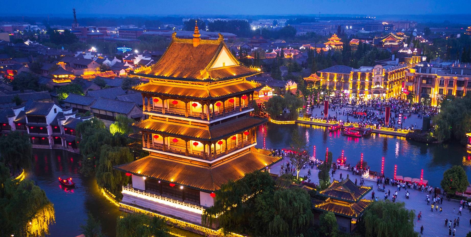 逐渐发展成为旅游城市,代表性景点有台儿庄古城,属于国家aaaaa级旅游