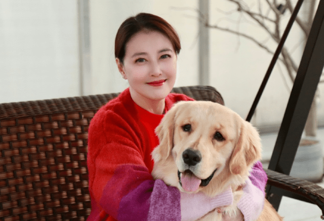 张萌女明星别再过度保养，选择自然变老，才是真优雅