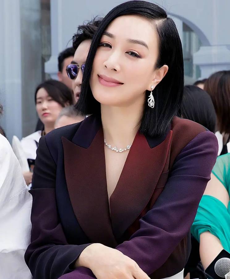 暗色 钟丽缇越老越自信 吊带衫也能秀出丰腴感 自信不是男友给的