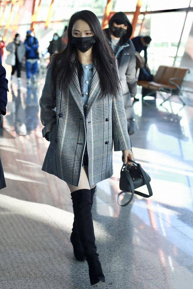 黑色 伊能静贴下睫毛像苍蝇腿，衣服起球还在穿，明星都这么节俭了吗？