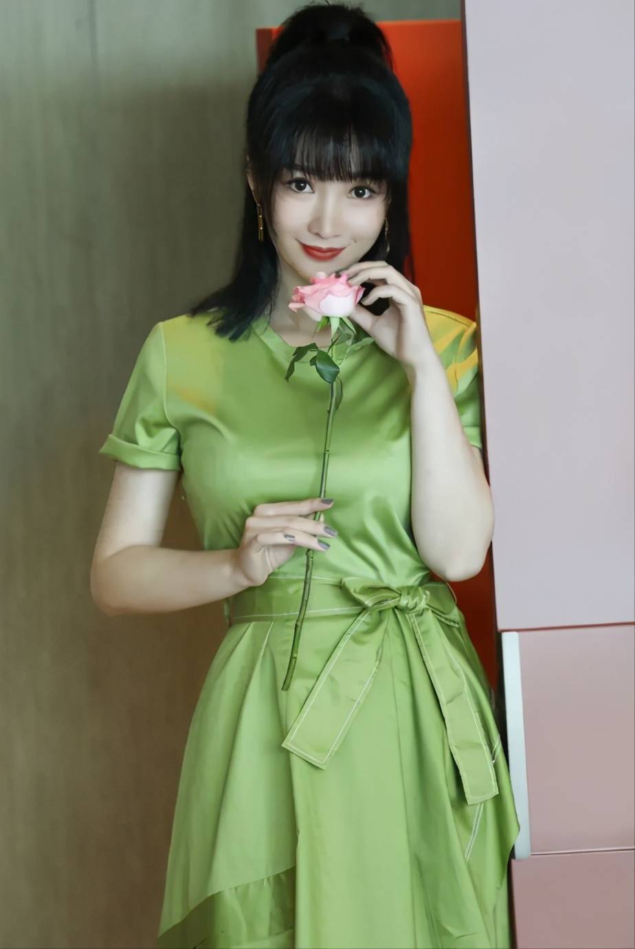 发型40岁柳岩走萝莉风“脏脏”发搭配蓬松衫 坐姿宛如少女