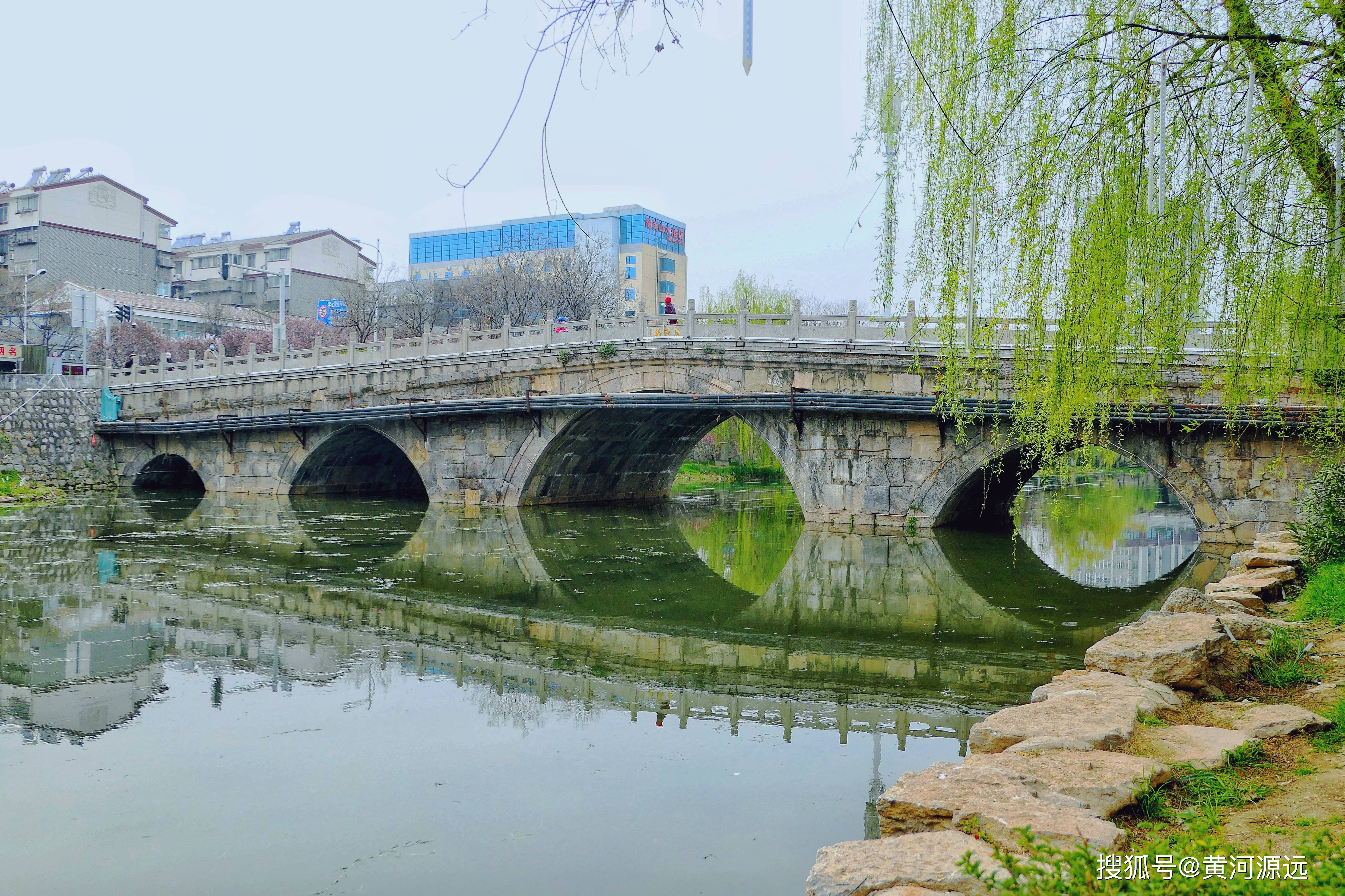 被譽為洛陽八大景之一的銅駝暮雨在春光中的景色很美一起來看