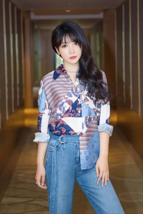 发型40岁柳岩走萝莉风“脏脏”发搭配蓬松衫 坐姿宛如少女